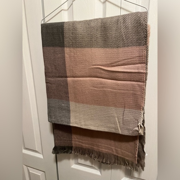 NWOT Garage Blanket Scarf - Picture 2 of 3